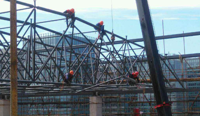 长乐论网架装配施工中搭设脚手架应当留神的事故